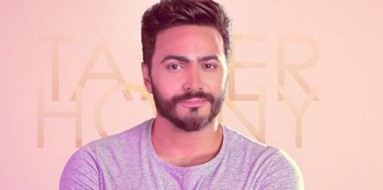 بالفيديو.. تامر حسني يعلن عن تقنية جديدة بحفلاته الغنائية 