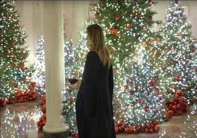 سيدة أمريكا الأولى تتسلم شجرة عيد الميلاد الرسمية للبيت الأبيض