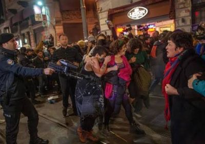 بالغاز المسيل.. الشرطة التركية تفرّق مسيرة احتجاجية تطالب بحماية المرأة