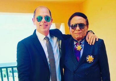 عادل إمام يحتفل بعيد ميلاد نجله رامي في كواليس "فالنتينو"