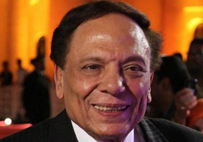 عادل إمام يرقص احتفالًا بعيد ميلاد نجله رامي بكواليس "فالنتينو" (فيديو)