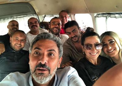 نجوم فيلم لص بغداد يجتمعون في "سيلفي" فتحي عبدالوهاب الشهير 