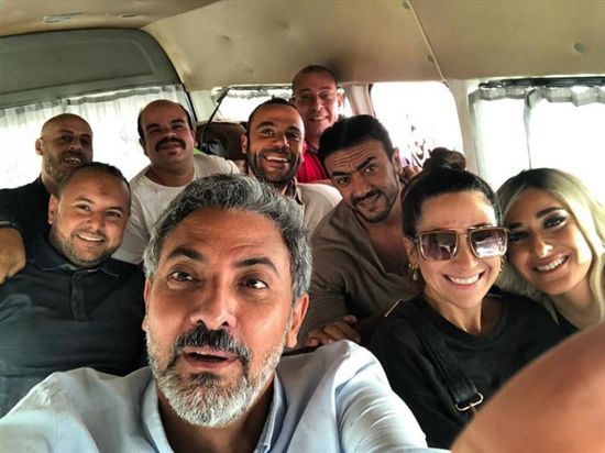 نجوم فيلم لص بغداد يجتمعون في "سيلفي" فتحي عبدالوهاب الشهير 