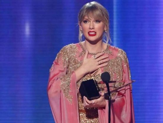 تايلور سويفت تتخطى رقم مايكل جاكسون.. وتوجه رسالة لجمهورها عبر العالم