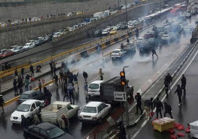 إعلامي سعودي: النظام الإيراني يتآكل من الداخل
