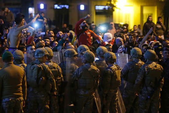 اشتباكات عنيفة بين المتظاهرين وأنصار حزب الله في لبنان.. والجيش يتدخل