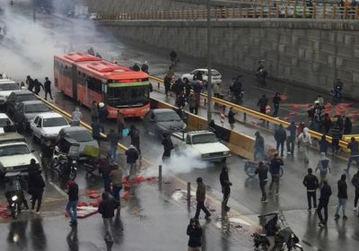 شاهد.. أكاديمي إيراني يُطالب بتقطيع المتظاهرين ونفي المعتقلين