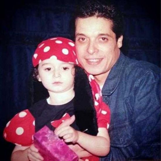 في ذكرى رحيله.. أغنية جديدة تجمع بين عامر منيب ونجلته مريم (فيديو)