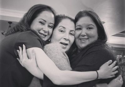 مي نور الشريف تحتفل بعيد ميلاد والدتها بوسي