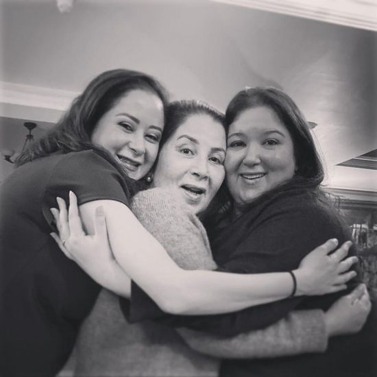 مي نور الشريف تحتفل بعيد ميلاد والدتها بوسي