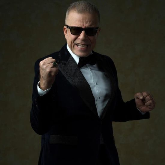 بالصور.. شريف منير يخضع لجلسة تصوير جديدة