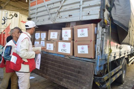 "الصليب الأحمر"  يزود مستشفى المظفر بتعز بــ 5 أطنان من المواد الطبية لمكافحة حمى الضنك
