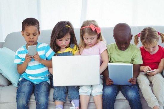 دراسات تحذر من مخاطر التكنولوجيا على الأطفال 