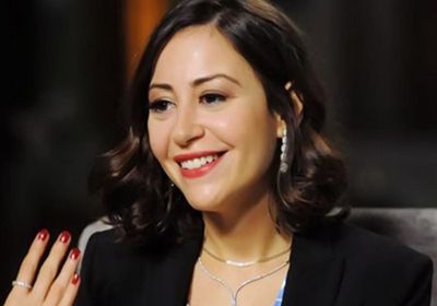 بعد شيرين.. منة شلبي تقبل يد معجب خلال فعاليات مهرجان القاهرة السينمائي 