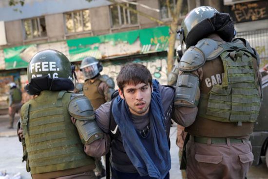 موجة عنف جديدة بين متظاهرين وقوات الأمن في تشيلي