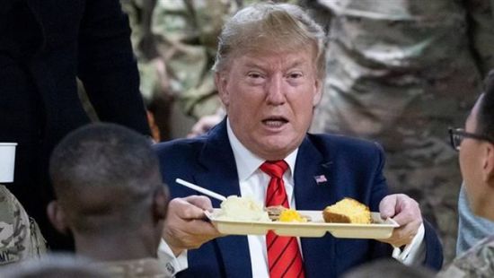 شاهد.. ترامب يقدم الطعام للجنود الأمريكيين