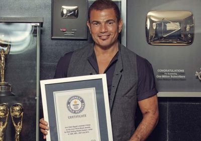 بالصور.. موسوعة جينيس تحتفي بالنجم عمرو دياب