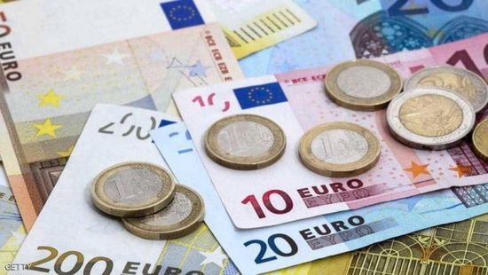 اليورو ينزل لأدنى مستوياته وسط آمال نزع فتيل الحرب التجارية