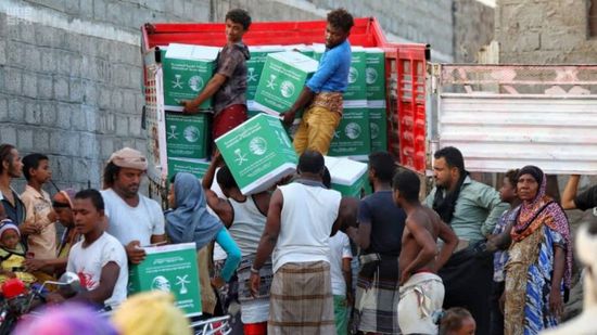 مئات السلال الغذائية من السعودية لسكان تعز وعدن (صور)