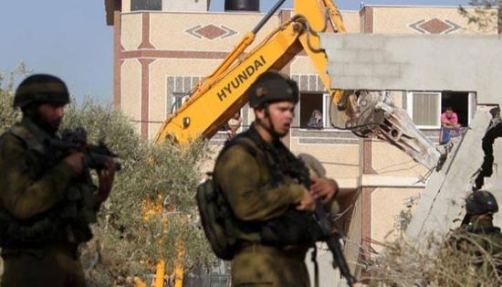 الاحتلال الإسرائيلى يصور عشرات المنازل ويستولى على مركبتين شمال الخليل