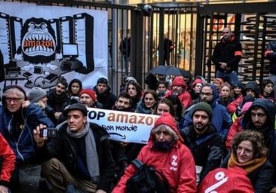 "بلاك فرايداي" تتحول لاحتجاجات ومظاهرات غضب في أوروبا