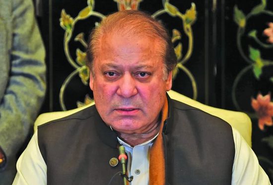 حادث الطعن ببريطانيا يجبر رئيس وزراء باكستانى سابق على البقاء فى منزله