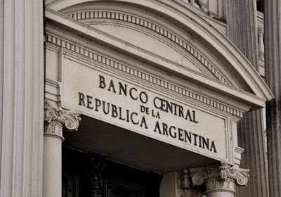 البنك المركزي الأرجنتيني يثبت سعر الفائدة عند 63%
