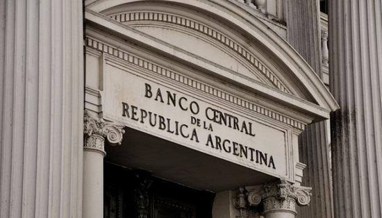 البنك المركزي الأرجنتيني يثبت سعر الفائدة عند 63%