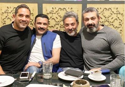 أمير كرارة بصحبة محمد رجب وياسر جلال وفتحي عبدالوهاب (صورة)