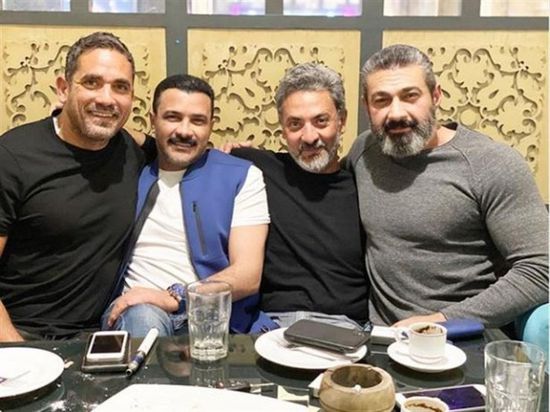 أمير كرارة بصحبة محمد رجب وياسر جلال وفتحي عبدالوهاب (صورة)