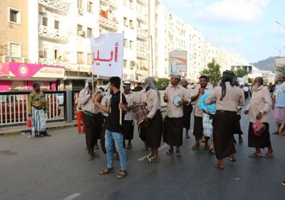 في ذكرى الاستقلال الوطني.. "الانتقالي" ينظم كرنفالا فنيا وتراثيا بالمعلا (صور)