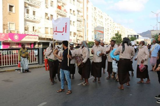 في ذكرى الاستقلال الوطني.. "الانتقالي" ينظم كرنفالا فنيا وتراثيا بالمعلا (صور)