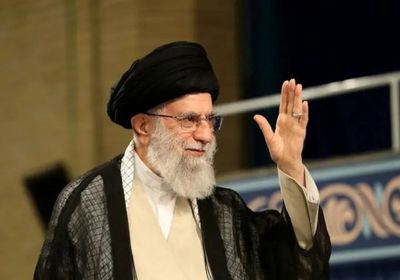 لهذا السبب.. زعيم إيراني إصلاحي يشبه خامنئي بـ"الشاه"