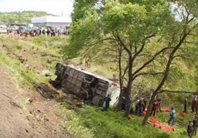 روسيا.. 15 ضحية في حادث سقوط حافلة ركاب من فوق جسر