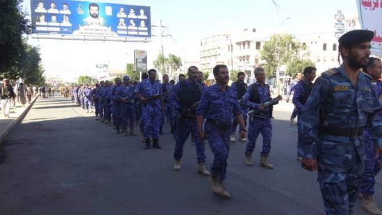 خوفاً من انتفاضة.. عروض عسكرية للحوثيين بشوارع صنعاء