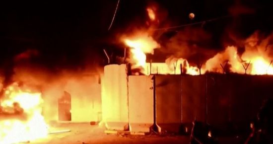 للمرة الثانية.. متظاهرون عراقيون يضرمون النار بالقنصلية الإيرانية في النجف