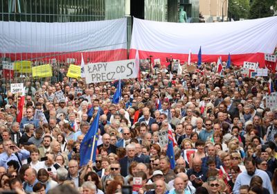 مظاهرات حاشدة فى بولندا تضامنًا مع القضاء ضد ضغوط الحكومة السياسية