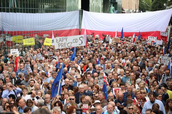 مظاهرات حاشدة فى بولندا تضامنًا مع القضاء ضد ضغوط الحكومة السياسية