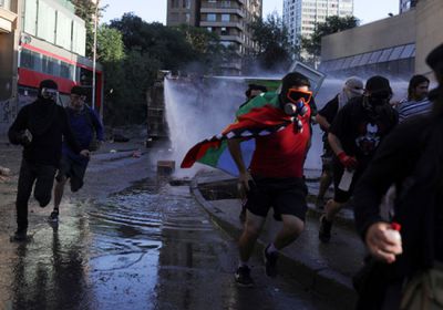 بالصور.. اشتباكات وحالات عنف في تشيلي بين الأمن والمتظاهرين