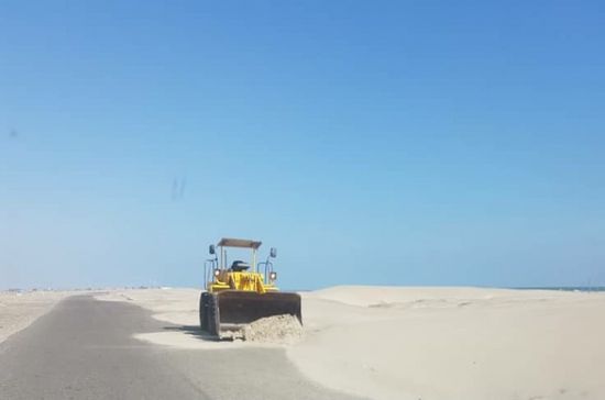 فرق "الانتقالي" تتدخل لإزاحة الرمال من الطريق الدولي بين عدن وأبين