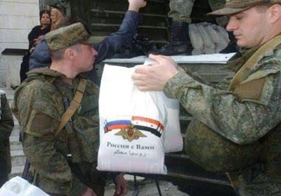 عناصر الجيش الروسي توزع مساعدات إنسانية على السوريين في حلب