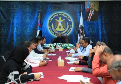 في اجتماع الانتقالي: إهدار المال العام في مناطق الحوثيين وتجويع الجنوبيين