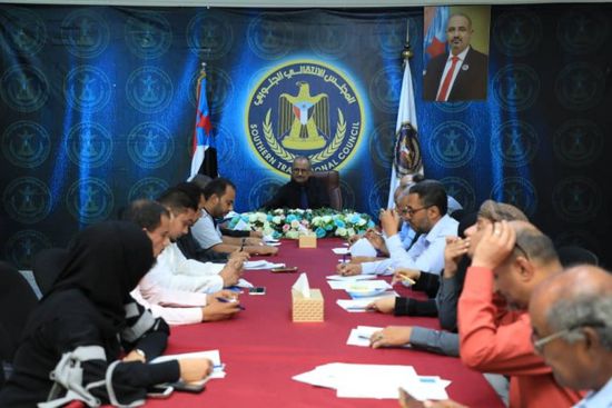 في اجتماع الانتقالي: إهدار المال العام في مناطق الحوثيين وتجويع الجنوبيين