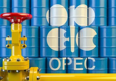 النفط يصعد بفعل آمال تخفيضات أوبك وحلفائها للإنتاج