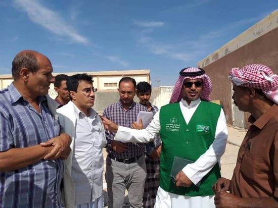 مدير البرنامج السعودي يزور قشن لتفقد المشروعات الجاري تنفيذها (صور)