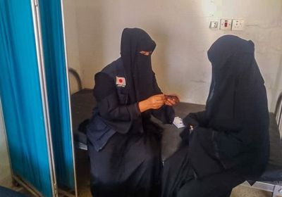 منظمة الهجرة تدعم السيدات في بئر علي بجلسات تعليمية