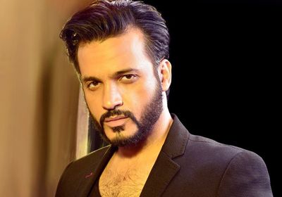 بالفيديو.. إيساف يروج لأحدث أغانيه "عياط الروح"