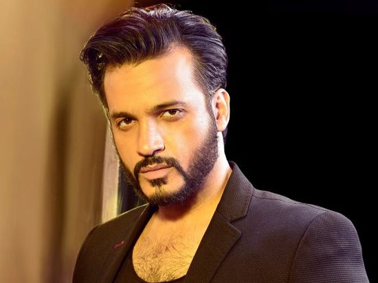 بالفيديو.. إيساف يروج لأحدث أغانيه "عياط الروح"