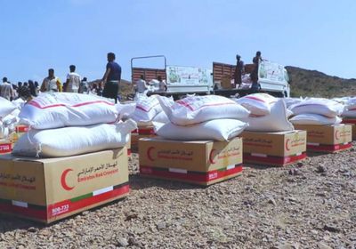 قافلة غذائية وطبية من الإمارات للنازحين غرب تعز (صور)
