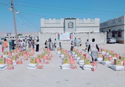 بدعم إماراتي..توزيع 200 سلة غذائية على الأسر الفقيرة في غيل باوزير بحضرموت